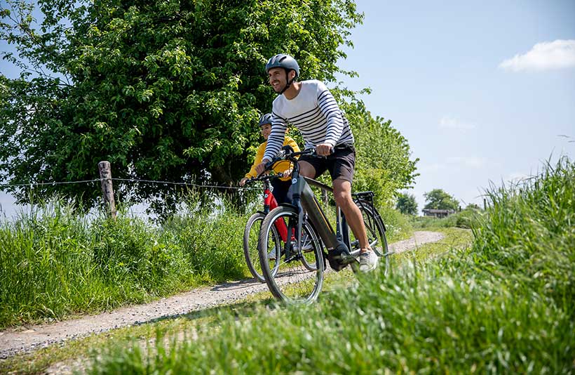 To personer på cykler i klitterne