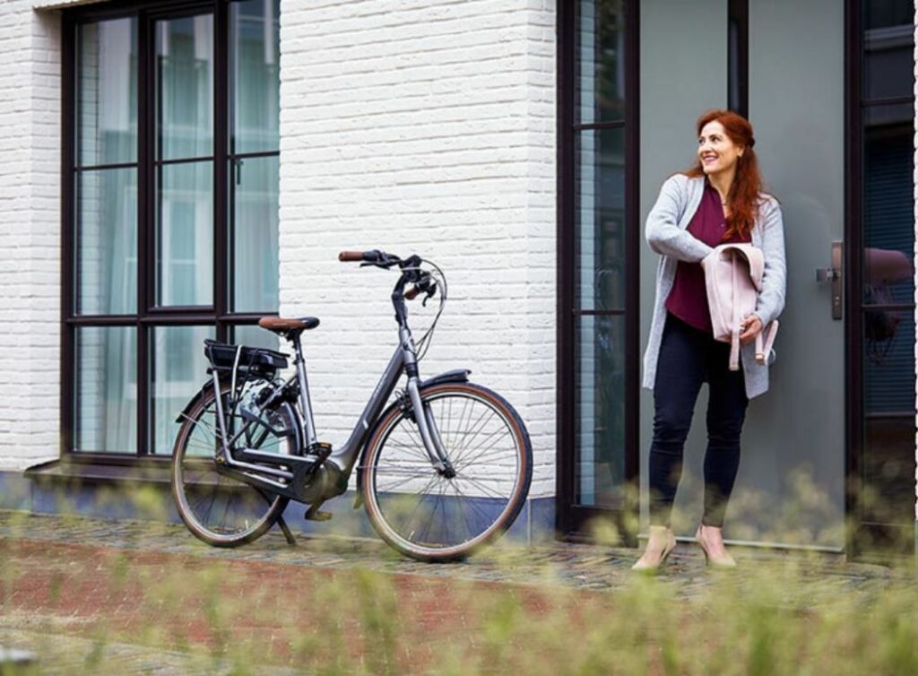 Kvinde på rød cykel i skoven