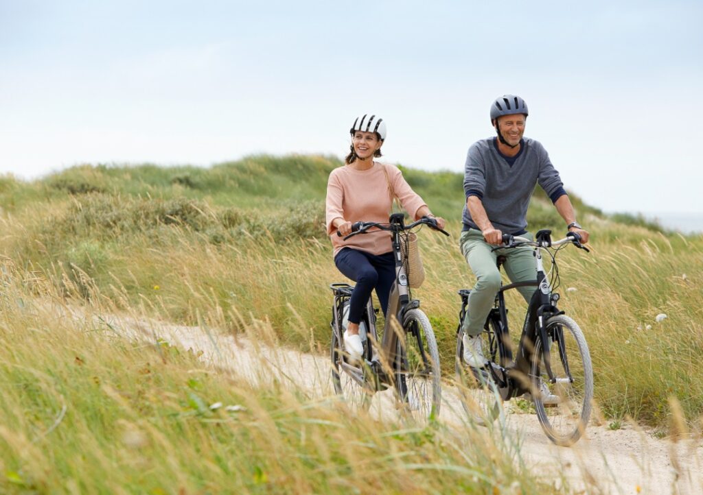 Mand og kvinde på cykler 