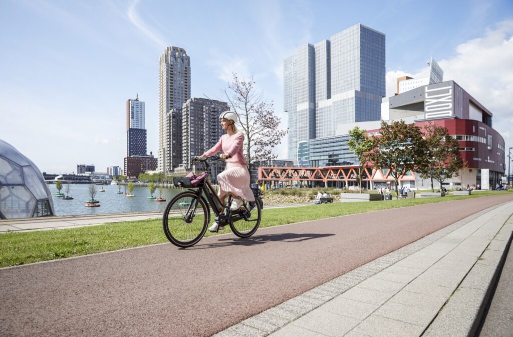 Frau mit Kleid auf dem Fahrrad
