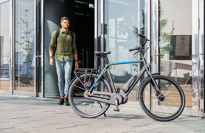 Mann mit Fahrrad