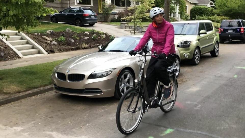 Woman with bicycle | Gazelle