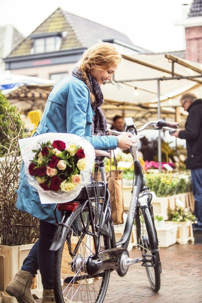 Femme près d'un vélo | Orange C7