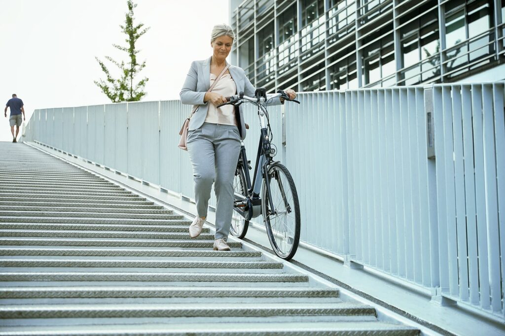 Femme avec un vélo | Ultimate C8 HMB