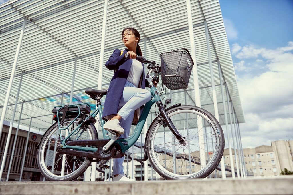 Femme à vélo | Ami C8 HMS