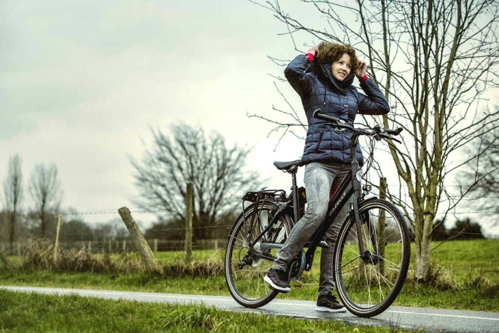 Femme à vélo électrique en hiver
