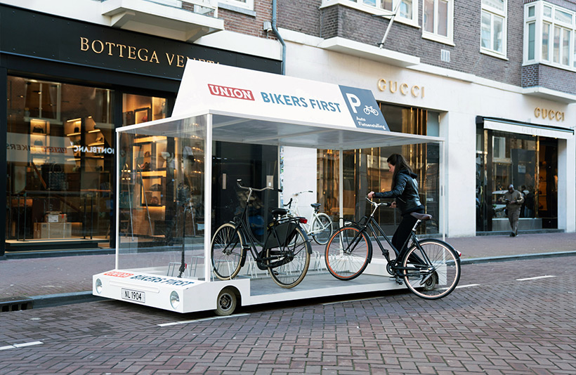 Vrouw met fiets bij Union bikers first fietsenstalling