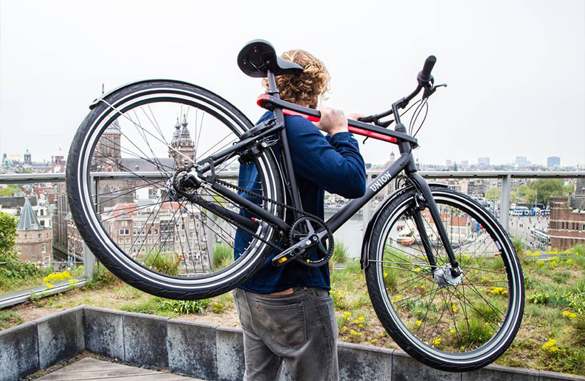 Man tilt de stadsfiets de Union Lite fiets op