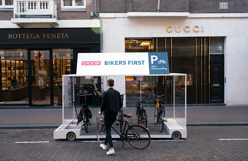 Man met fiets bij Union bikers first fietsenstalling