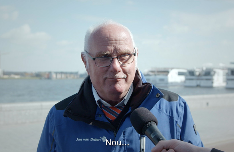 Medewerker Jan van Delen wordt geïnterviewd