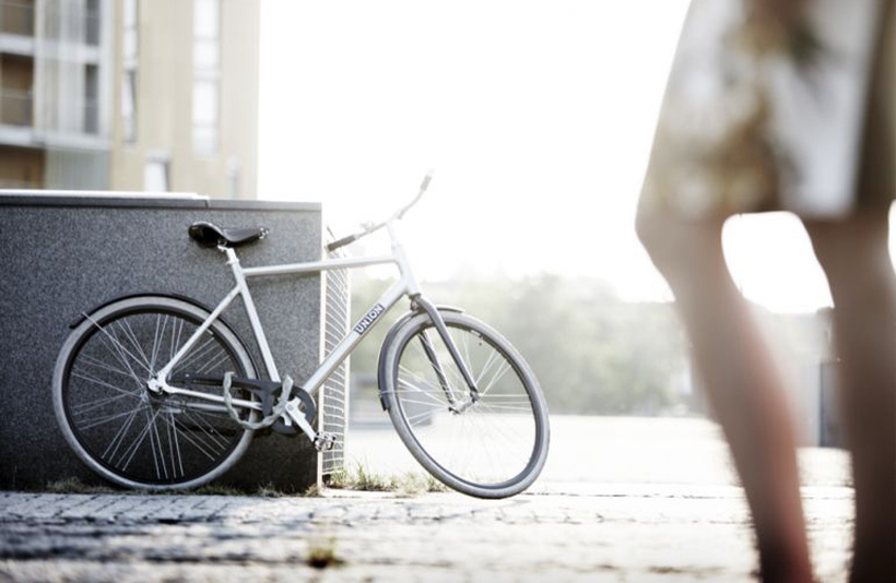 Union fiets op slot tegen muur