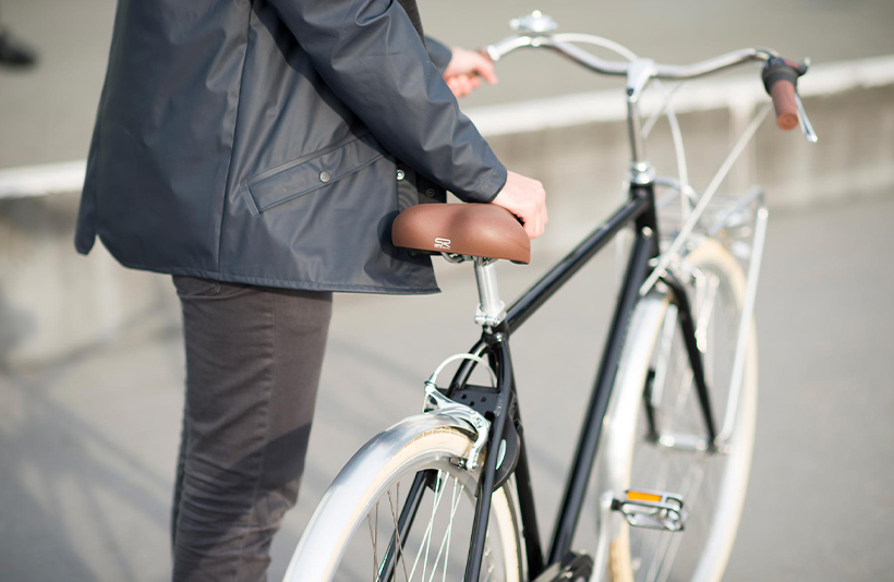 Man bij zwarte Union fiets
