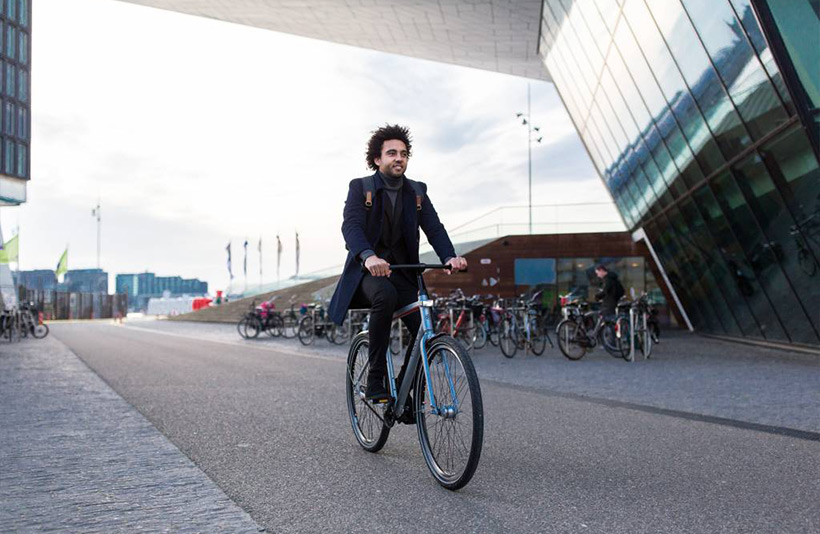 Man op Union fiets met riemaandrijving