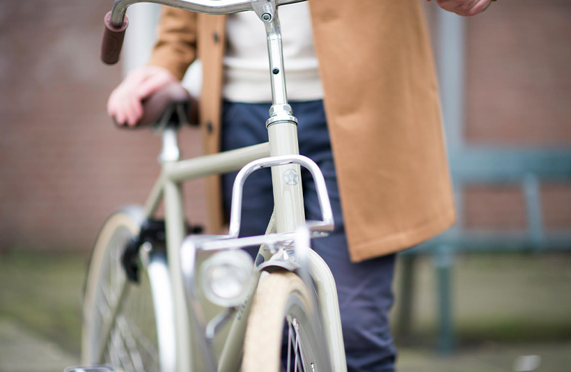 Man met Union witte fiets met lamp