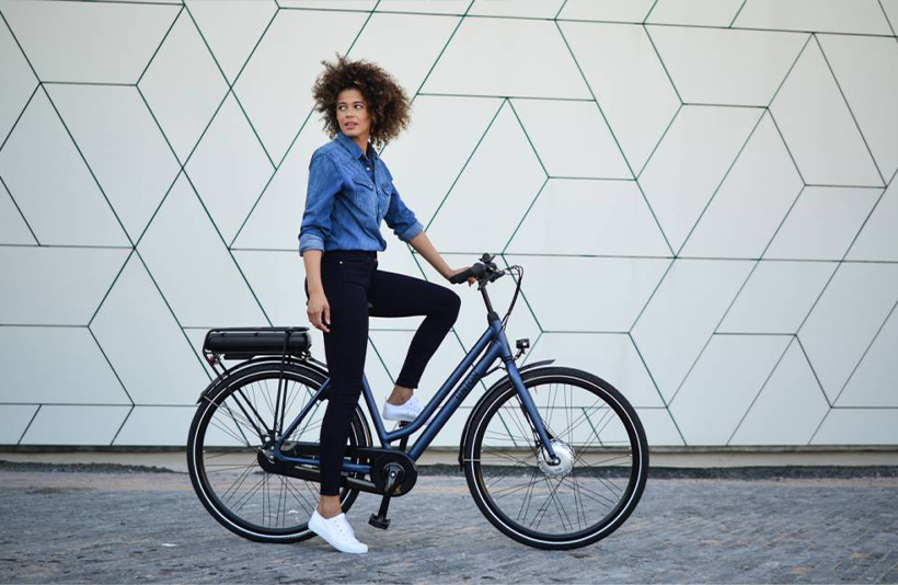 Vrouw zit op een Union E-bike