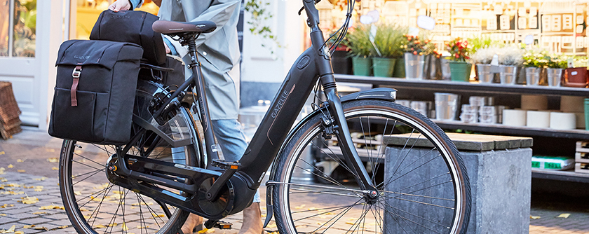 Fietstas op zwarte elektrische damesfiets